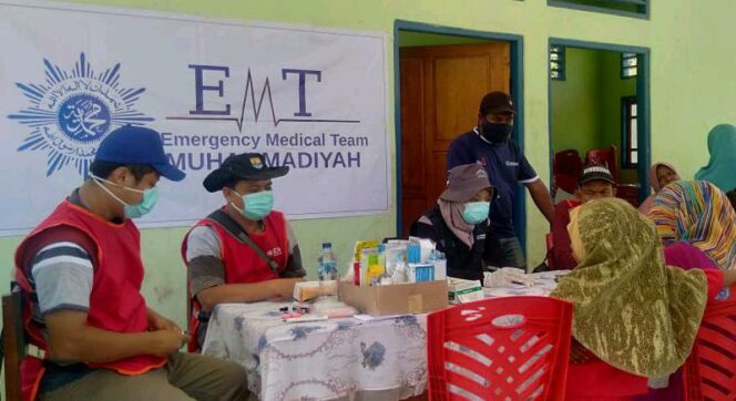 
 Layanan kesehatan oleh EMT Nasional Muhammadiyah untuk warga penyintas banjir longsor di NTT.