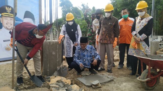 
 Sambang Bawean Pertama Bupati Yani letakkan Batu Pertama Masjid As Shalikhien Sangkapura