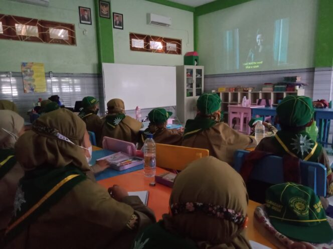 
 Para siswa SD Almadany menyaksikan film Sang Pencerah di kelas, (Foto: Mahfudz Effendi)