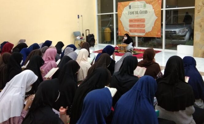 
 Para santriwati menyimak penuh khidmat setoran hafalan Al Quran temannya. (Foto: Humas Smamsatu)