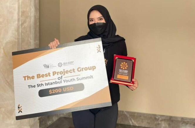 
 Yoraisa Ghani Setiawan bangga bersama penghargaan dan hadiah yang diraihnya. (Foto: ist)
