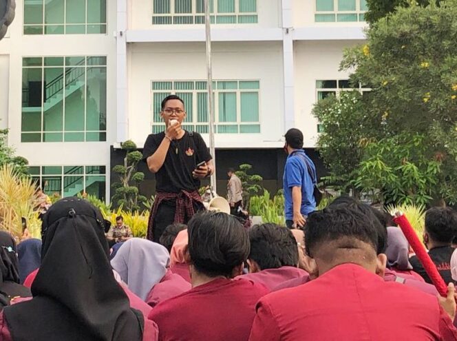 
 Puisi Demonstran di Depan Pemkab Lamongan – PWMU.CO