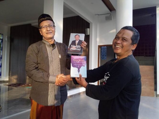 
 Tukar Buku Nadjib Hamid dengan Bunga Rampai Berita | PWMU.CO