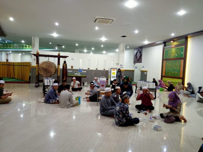 
 BKM Masjid Agung Sultan Thaf Sinar Basarsyah Bagikan Iftar Setiap Hari