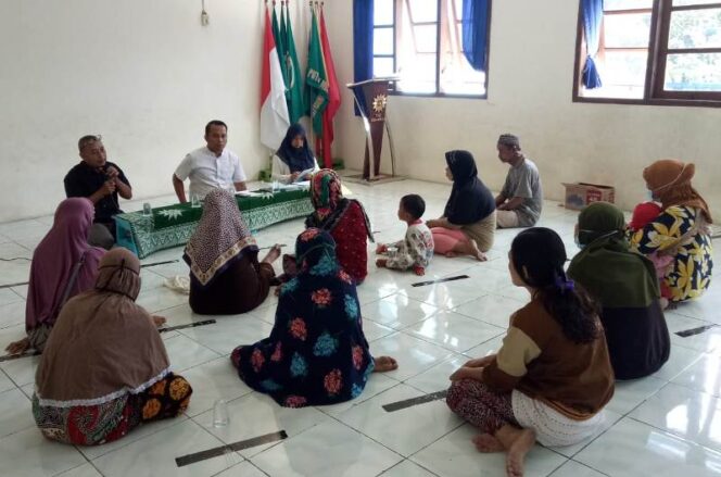 
 Senior Care PAM Kenjeran Salurkan Sembako dan Uang ke Lansia | PWMU.CO