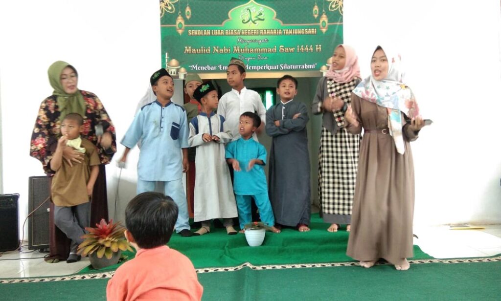 Anak-Anak-Sekolah-Luar-Biasa-Memperingati-Maulid-Nabi-01.jpg