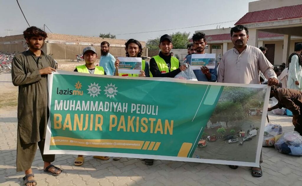 PCIM-PAKISTAN-DAN-LAZISMU-SALURKAN-BANTUAN-UNTUK-PENYINTAS-BANJIR-01.jpg