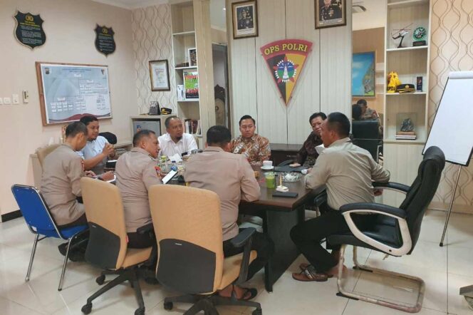 
 Polda Jateng Hadiri Rapat Pengamanan Muktamar ke – 48 Muhammadiyah Aisyiyah Yang dihadiri Polres Se-Solo Raya.
