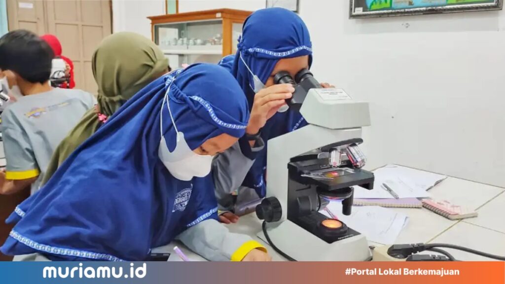 Sains-Club-SD-Muh-PK-Kottabarat-Belajar-Mikroskop-Binokuler-di-Laboratorium-Biologi-UMS-1.jpeg