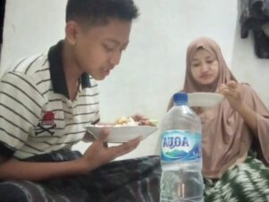 Muhammad Prayoga Sejati kelas VIII C saat melaksanakan Sahur Puasa Arafah ditemani oleh ibundanya. (Bening/girimu.com)