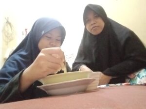 Maryam Faitha Idris kelas VIII C saat melaksanakan sahur puasa Arafah ditemani oleh ibundanya. (Bening/girimu.com)