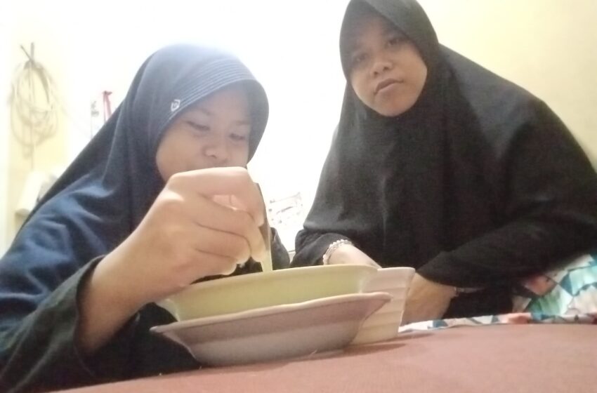 Maryam Faitha Idris kelas VIII C saat melaksanakan sahur puasa Arafah ditemani oleh ibundanya. (Bening/girimu.com)