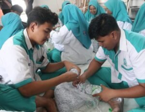 Siswa Kimia Industri Praktik membuat Ecobrick dari bekas botol minuman yang diisi sampah anorganik, dibantu para mahasiswa HIMATEKKIM