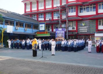 Suasana upacara bendera yang berlangsung di Spemutu Gresik. (Bening/girimu.com)