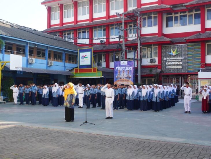 Suasana upacara bendera yang berlangsung di Spemutu Gresik. (Bening/girimu.com)