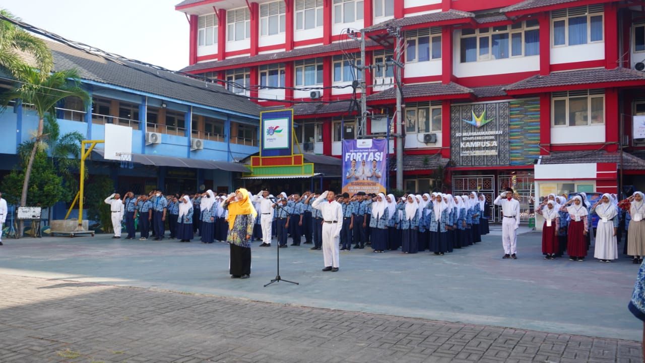 Suasana upacara bendera yang berlangsung di Spemutu Gresik. (Bening/girimu.com)