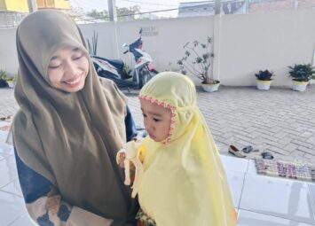 Aisyah asik makan pisang yang seharusnya disuapkan ke fahmi masruroh sang ibunda (Elisyah Susanty/Girimu.com)