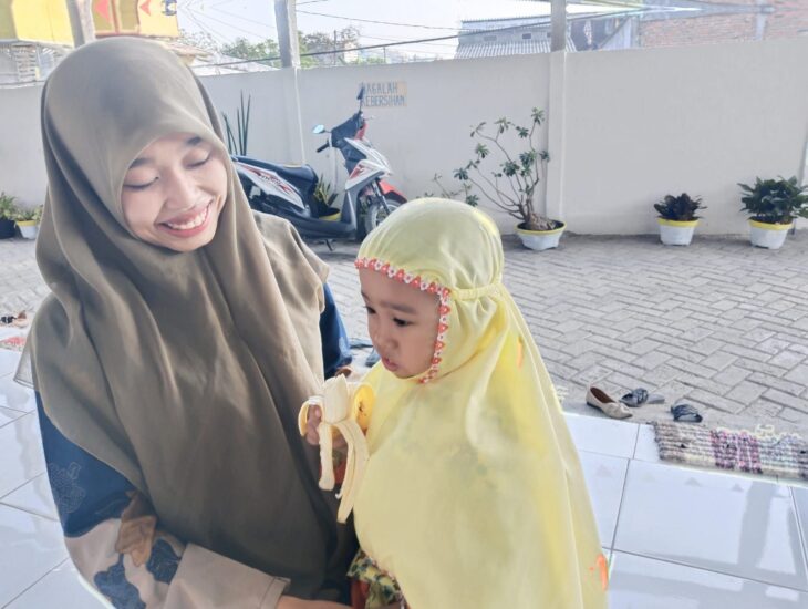 Aisyah asik makan pisang yang seharusnya disuapkan ke fahmi masruroh sang ibunda (Elisyah Susanty/Girimu.com)