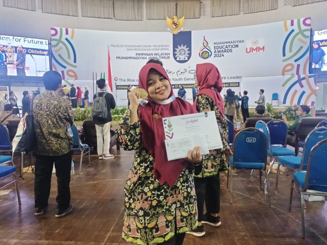 Nur Aini Ochtafia sesaat setelah menerima penghargaan MEA 2024 (M Fadloli Aziz/Girimu.com)