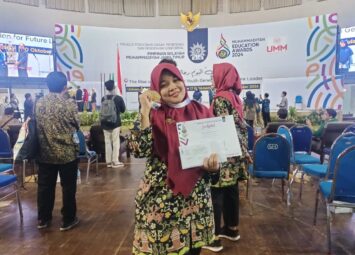 Nur Aini Ochtafia sesaat setelah menerima penghargaan MEA 2024 (M Fadloli Aziz/Girimu.com)