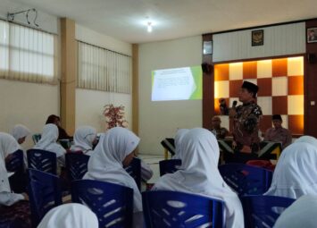 Sekretaris PCM Kebomas memaparkan sejarah perkembangan Muhammadiyah Kebomas (Mahfudz Efendi)