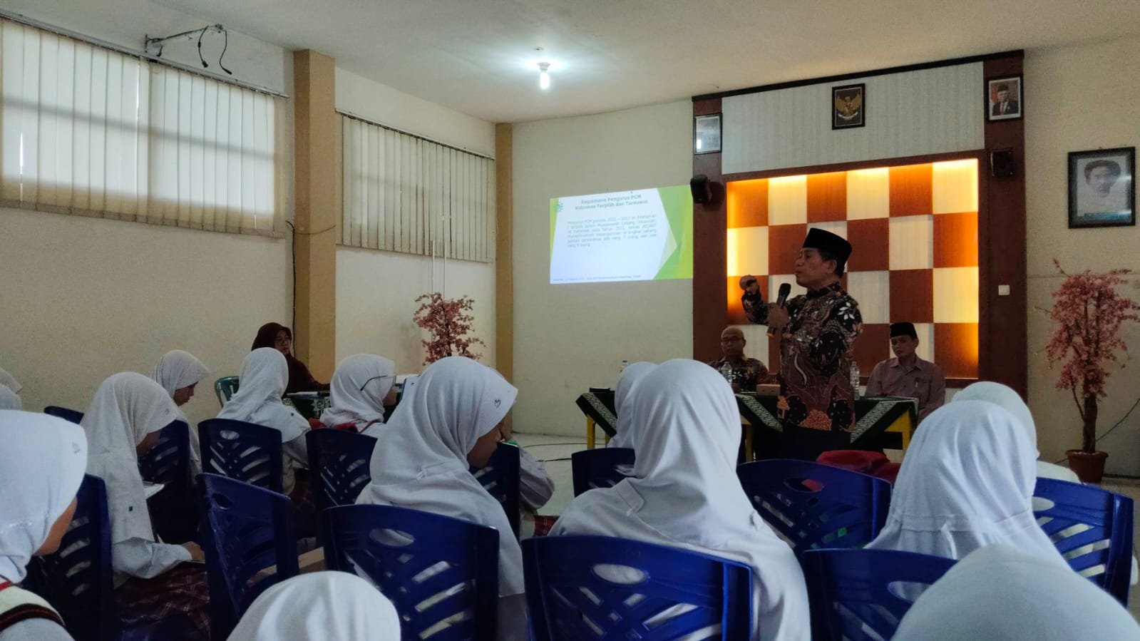 Sekretaris PCM Kebomas memaparkan sejarah perkembangan Muhammadiyah Kebomas (Mahfudz Efendi)