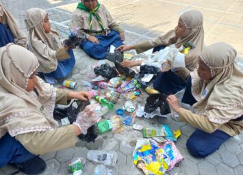 Siswa SDM 2 Dukun memilah sampah