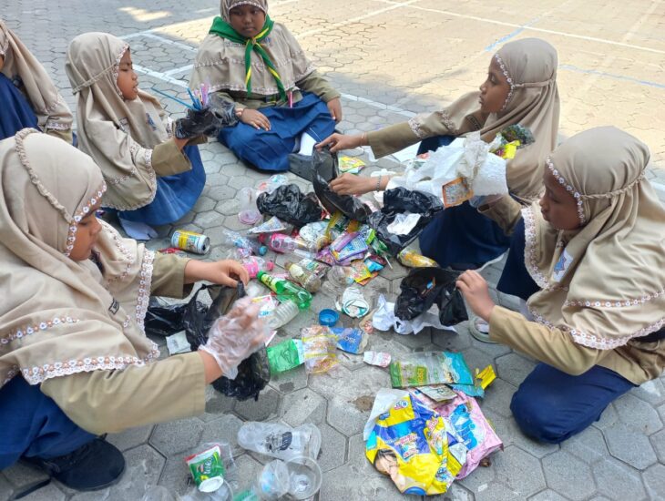 Siswa SDM 2 Dukun memilah sampah