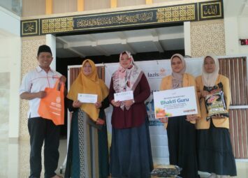 Guru TK ABA 17 Sangkapura penerima bantuan uang tunai dan bingkisan Lazismu bakti guru