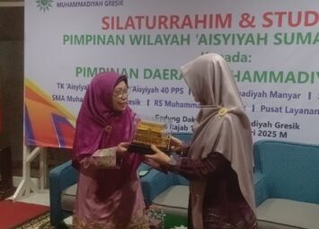 Ketua PDA Kab Gresik memberikan replika GDM kepada wakil ketua PWA Semsel