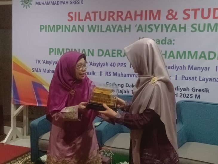 Ketua PDA Kab Gresik memberikan replika GDM kepada wakil ketua PWA Semsel