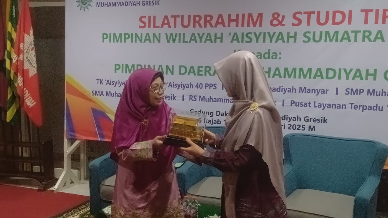 Ketua PDA Kab Gresik memberikan replika GDM kepada wakil ketua PWA Semsel