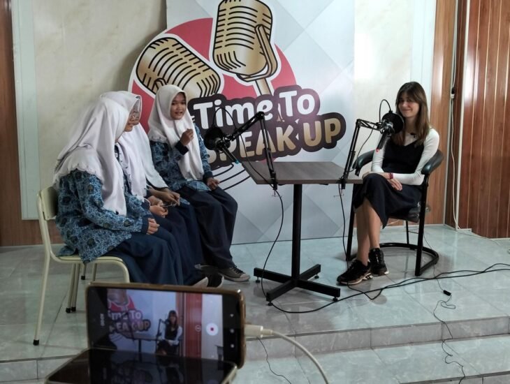 Moment siswa Spemutu Gresik saat podcast bersama Klaudia Sulej native teacher asal Polandia. (Bening/girimu.com)