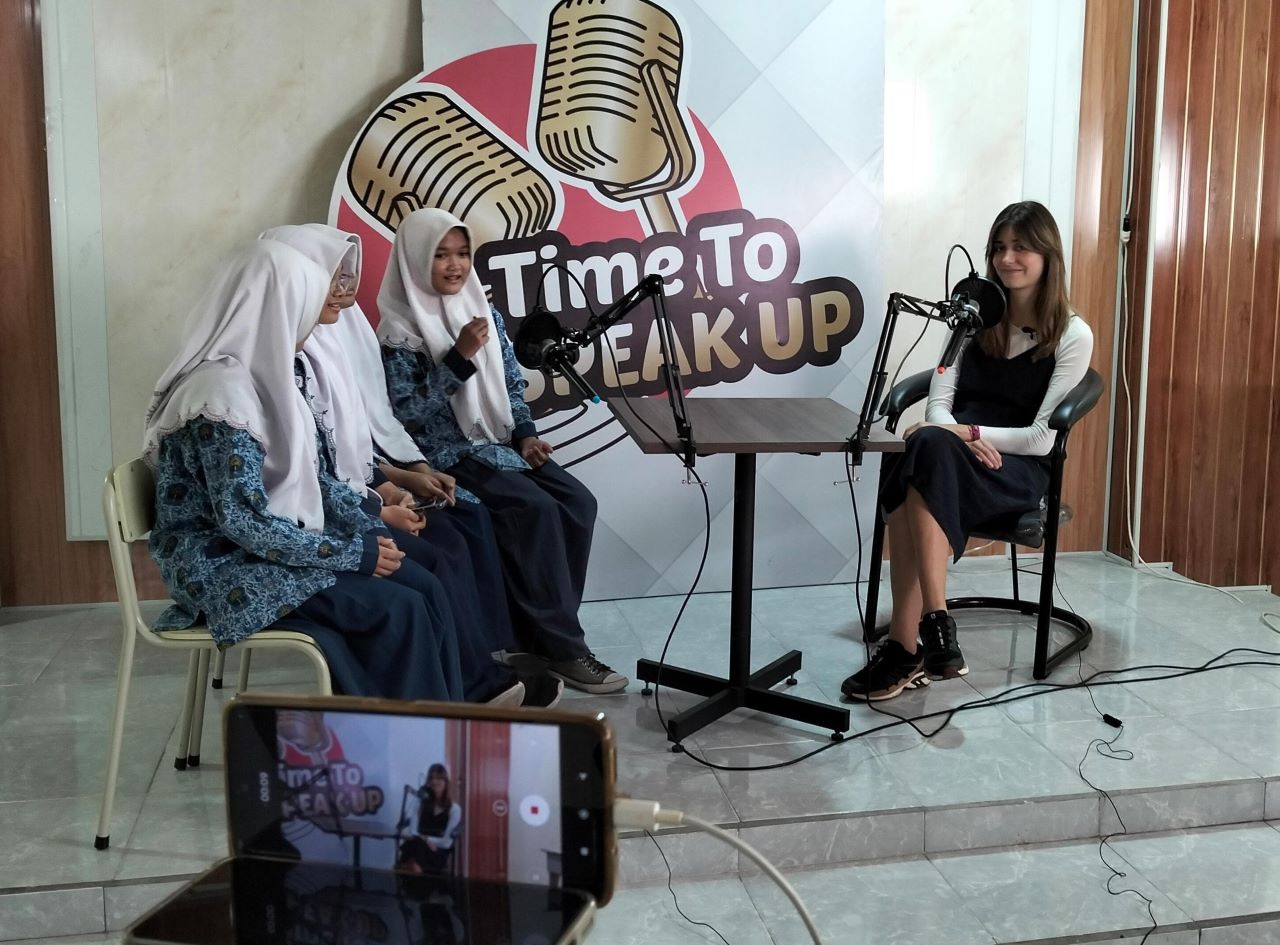 Moment siswa Spemutu Gresik saat podcast bersama Klaudia Sulej native teacher asal Polandia. (Bening/girimu.com)