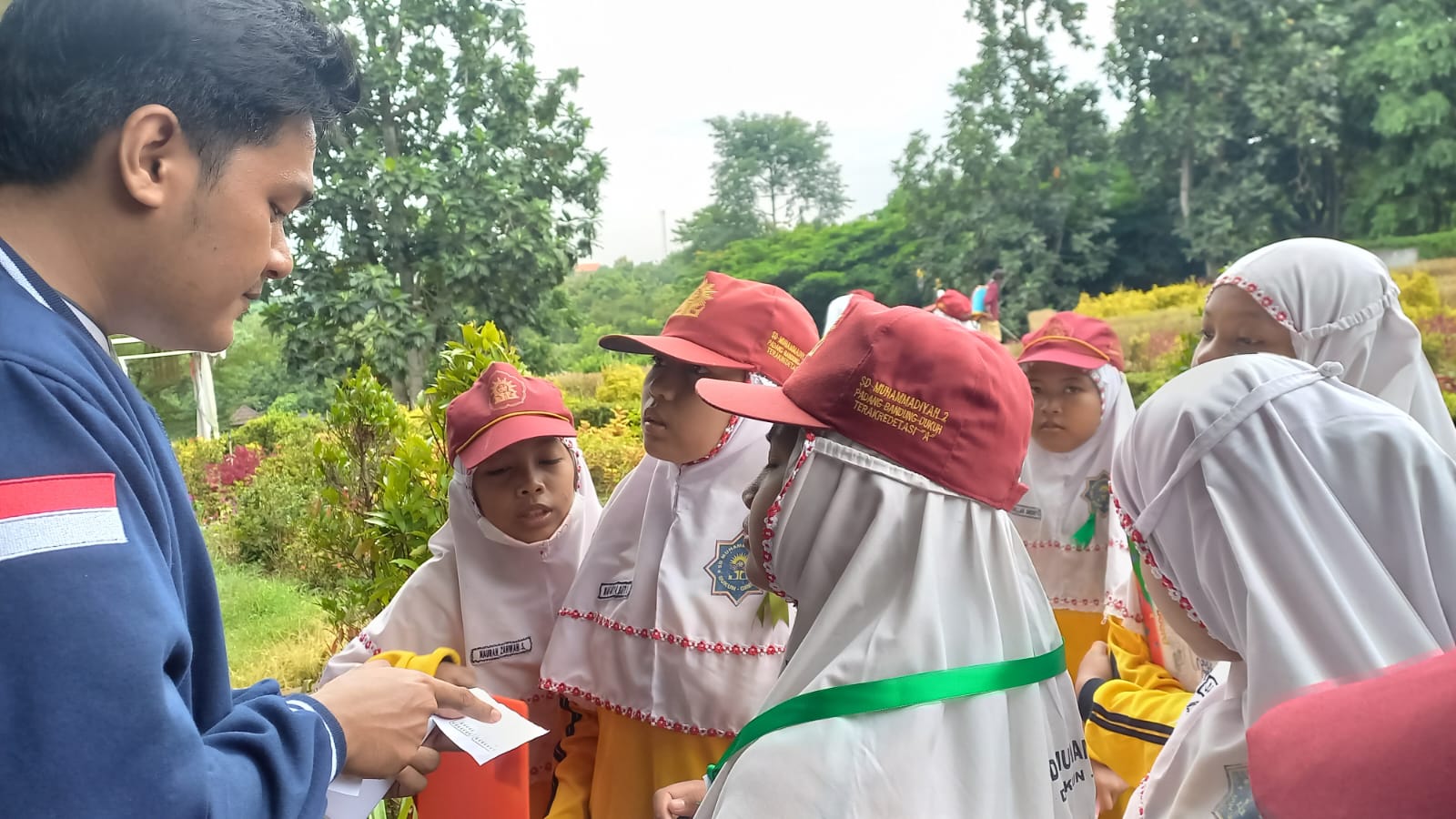 D Muhammadiyah 2 Dukun Gresik bekerja sama dengan mahasiswa Kuliah Kerja Nyata (KKN) Universitas Muhammadiyah Gresik (UMG) sukses mengadakan kegiatan outing class yang berkesan di Wisata Alam Gosari (WAGOS),