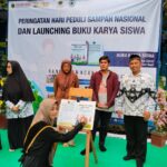Aura Feantina Salsabila - Duta baca ketika membubuhkan tanda tangan di launching buku