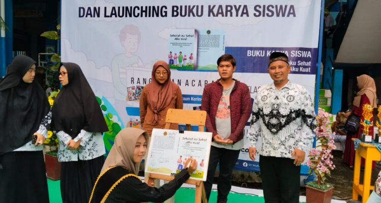 Aura Feantina Salsabila - Duta baca ketika membubuhkan tanda tangan di launching buku