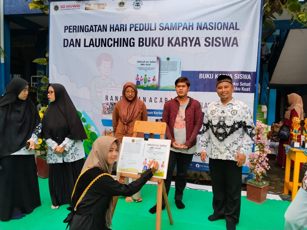 Aura Feantina Salsabila - Duta baca ketika membubuhkan tanda tangan di launching buku