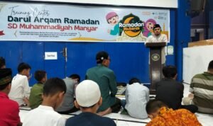 Achmad Nazarudin (berdiri di podium) saat kultum singkat di sela sela kegiatan salat isya dan tarawih berjamaah. (Bening/girimu.com)