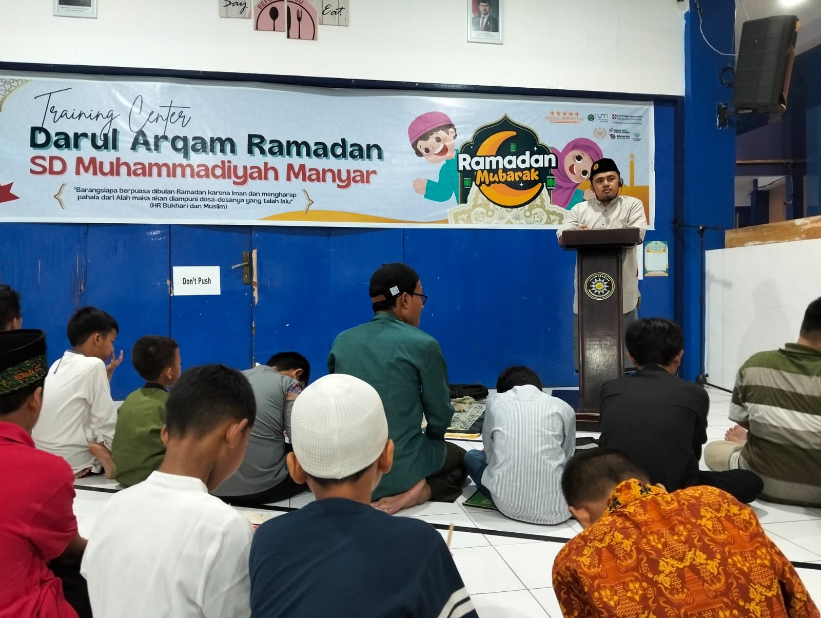 Achmad Nazarudin (berdiri di podium) saat kultum singkat di sela sela kegiatan salat isya dan tarawih berjamaah. (Bening/girimu.com)