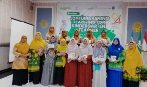 Pembagian doorprize dalam Workshop Joyful Learning Teaching For Kindergarten Teacher.
