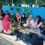 Ana Hanifah membaur bersama panitia Qurban