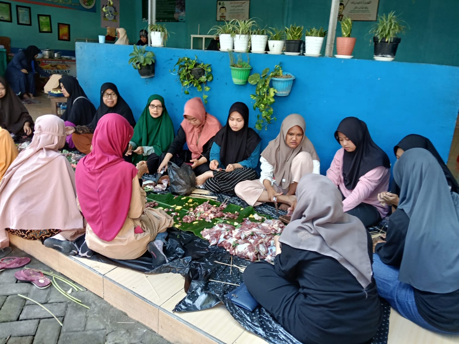Ana Hanifah membaur bersama panitia Qurban