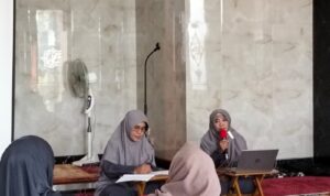 Kepala Sekolah Cicik Indrawati SA.g memaparkan program SD Al Islam satu tahun kedepan.