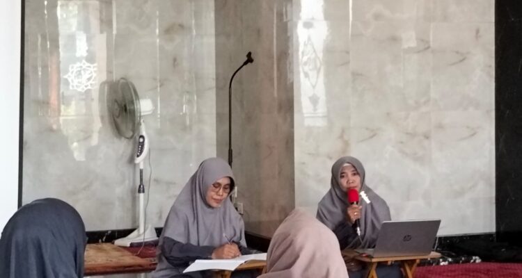 Kepala Sekolah Cicik Indrawati SA.g memaparkan program SD Al Islam satu tahun kedepan.