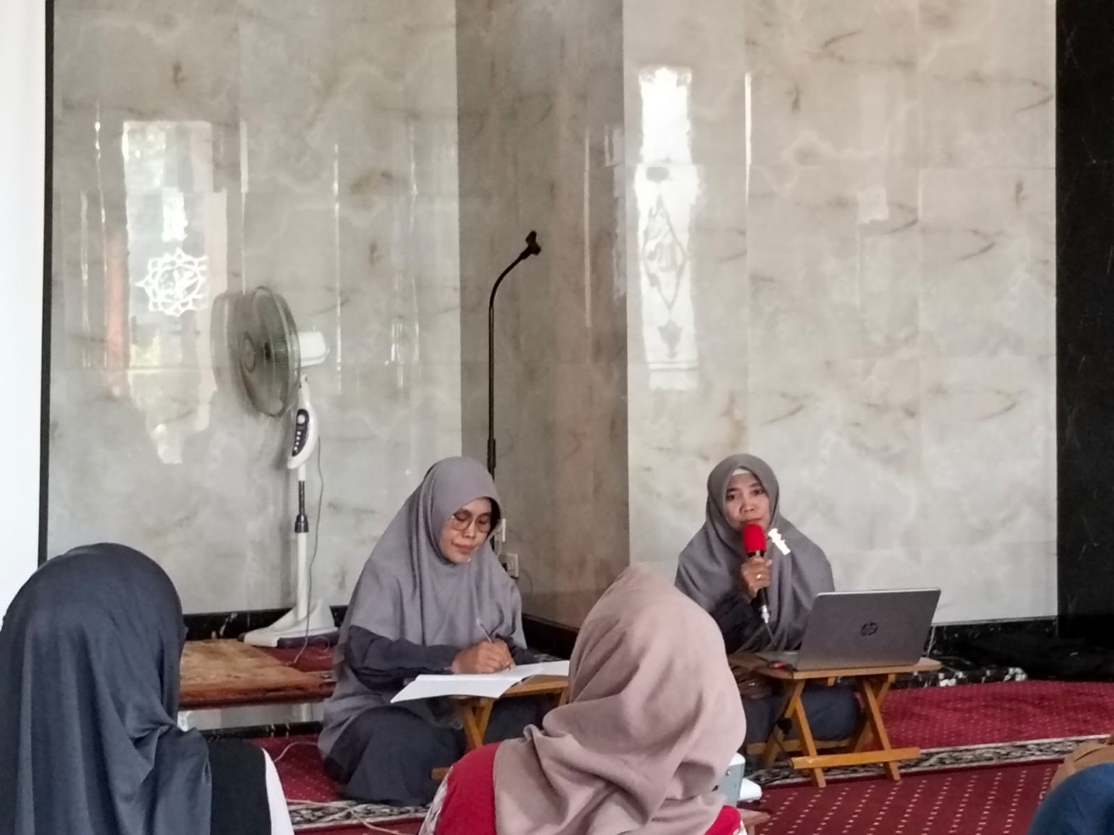 Kepala Sekolah Cicik Indrawati SA.g memaparkan program SD Al Islam satu tahun kedepan.