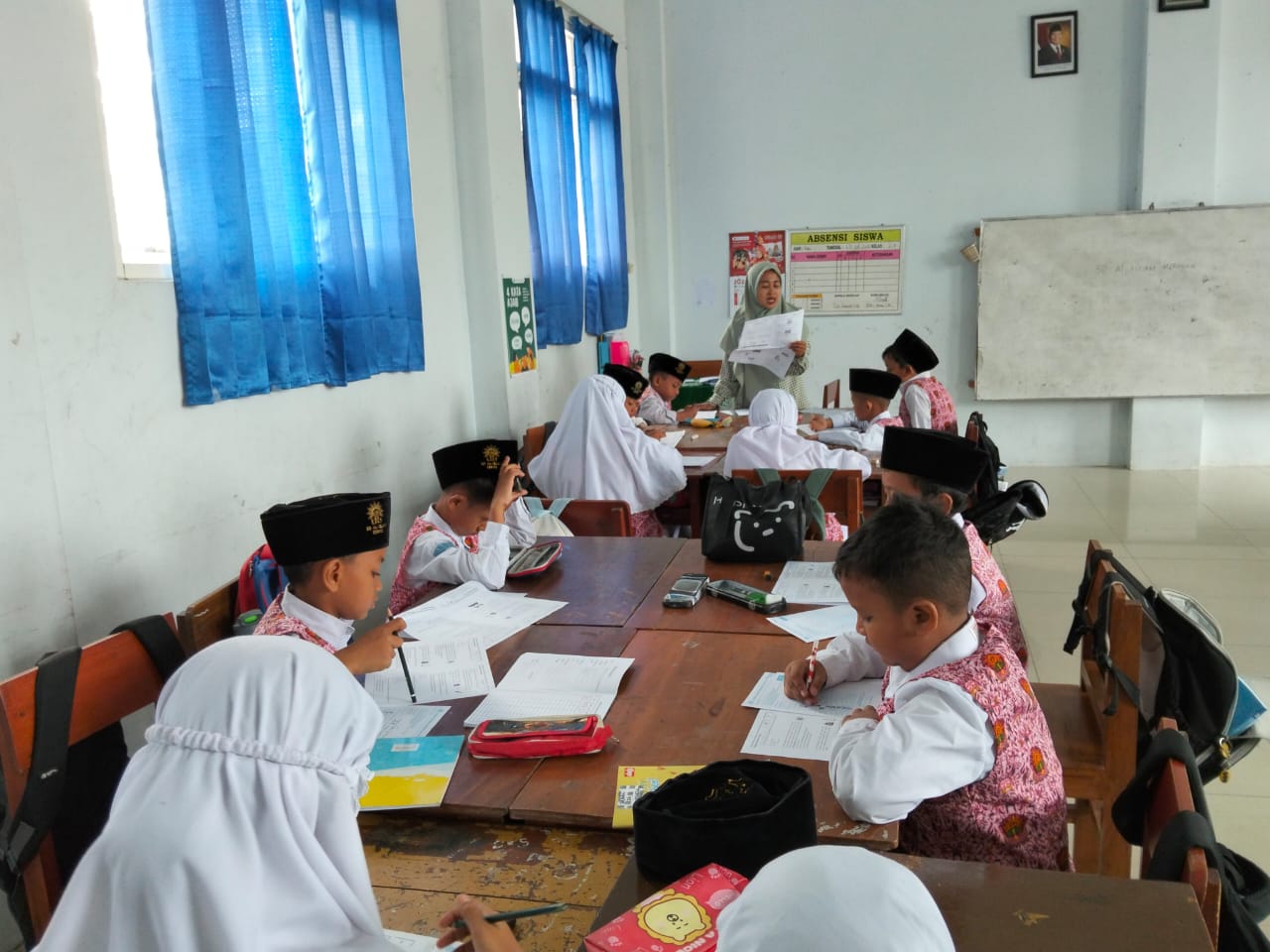 Siswa kelas 2 SD AlIslam Cerme serius mengikuti penyisihan KSNR ke 7