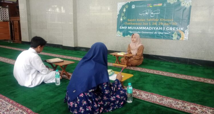 Alya Azwa siswa kelas VII B, saat melaksanakan Tasmi' Bill Ghoib di masjid At-Taqwa perguruan Muhammadiyah Gresik, Kamis (30/10/2025)