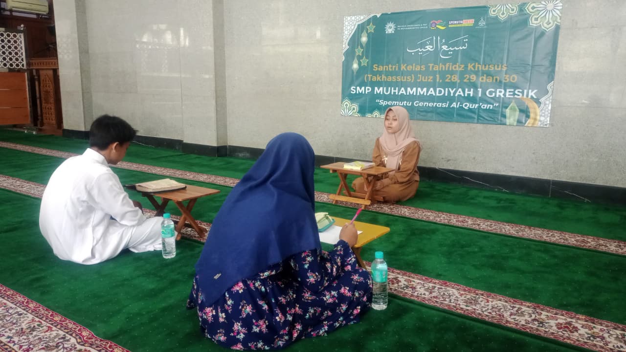 Alya Azwa siswa kelas VII B, saat melaksanakan Tasmi' Bill Ghoib di masjid At-Taqwa perguruan Muhammadiyah Gresik, Kamis (30/10/2025)