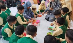 Siswa TK ABA 39 Wringinanom antusias ikuti Trial Class di SD Muwri Gresik dengan konsep belajar sambil bermain dan bereksplorasi.